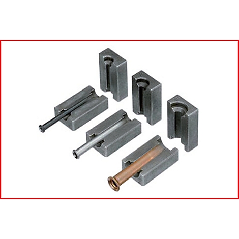 Draht Werkzeuge mit Metallrohren zur Fertigung, auf rotem Hintergrund.